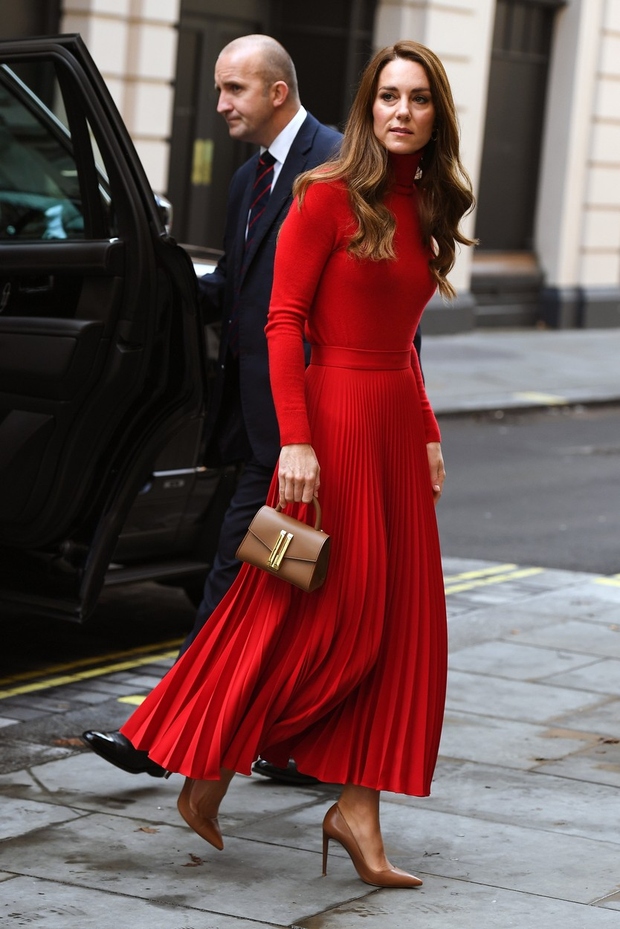 Eleganca na prvem mestu: Kate Middleton obožuje model čevljev, ki podaljša postavo in izpopolni vsak videz