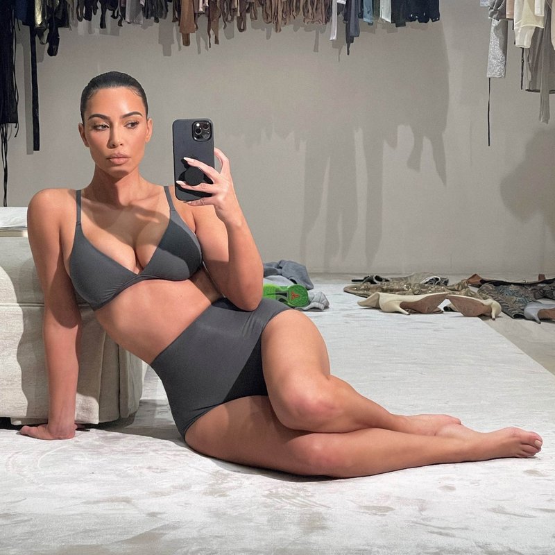 Kim Kardashian je nosila kopalke v popolnoma novem slogu: Po drastični izgubi teže razkriva vse ožji pas (foto: Profimedia)