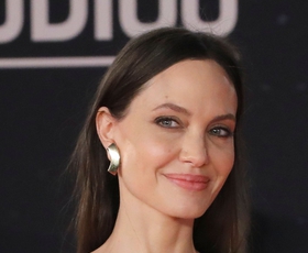 Angelina Jolie po ločitvi na rdečo preprogo stopa v novem spremstvu