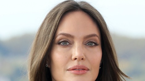 Angelina Jolie nosi klasične nizke čevlje, ki jih je najlažje kombinirati