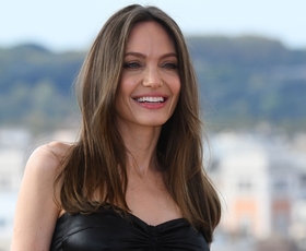 Angelina Jolie v Rimu nosila čudovit črno-bel plašč v stilu 60-ih