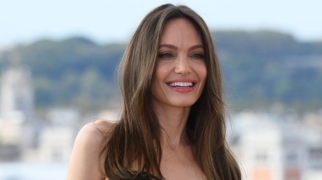 Angelina Jolie v Rimu nosila čudovit črno-bel plašč v stilu 60-ih