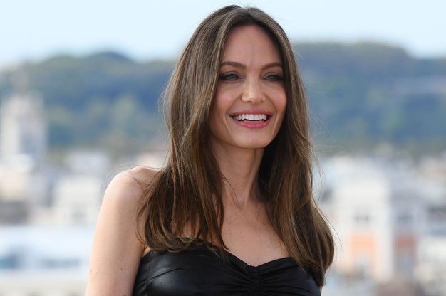 Angelina Jolie do popolnosti kombinirala kratek top za ženske nad 40 let - Foto: Profimedia