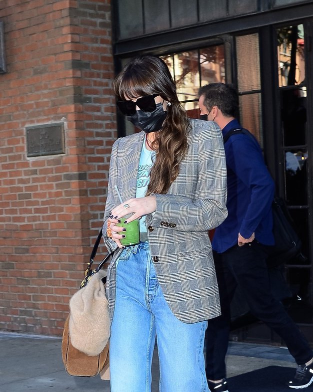 Ta teden je igralka v New Yorku nosila par svetlih kavbojk znamke Re/Done, ki so imele široke hlačnice in visok …