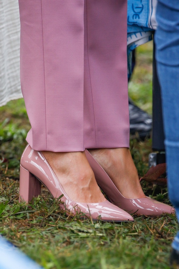 Rožnata barva je v kraljevih garderobah priljubljena po vsem svetu. Kate Middleton je tudi velika ljubiteljica pisanih oblek, med njimi …