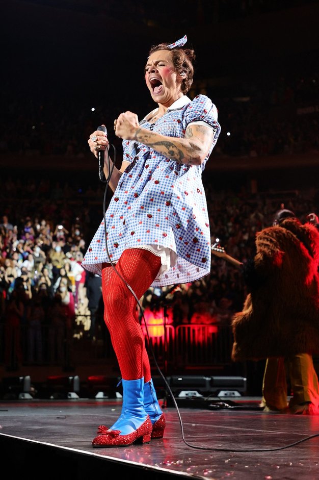Harry Styles je na razprodanem koncertu "Harryween" v dvorani Madison Square Garden nastopal kot Doroteja/Dorica iz filma Čarovnik iz Oza.