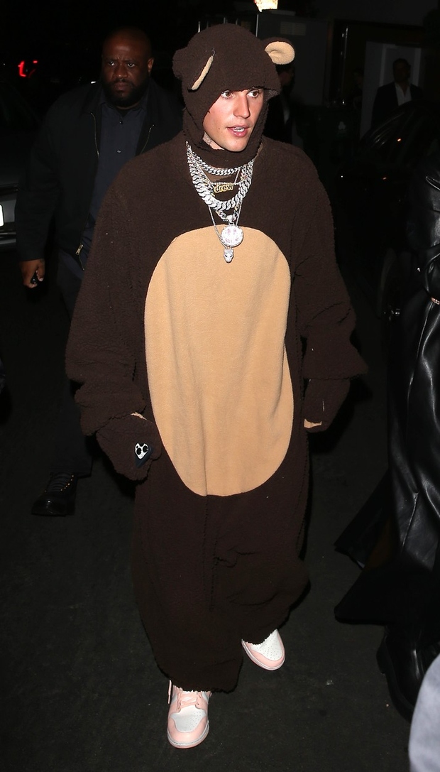 Justin Bieber je na zabavo prišel v maski medveda.