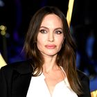 "French roast" prameni, kot jih nosi Angelina Jolie, bodo vzljubile vse rjavolaske in črnolaske: Subtilna sprememba bo vašo pričesko naredila bolj elegantno