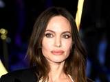 Najljubši sandali Angeline Jolie za poletje 2022 so poosebljena klasika in glamur: Poglejte, kako kombinira ta brezčasni model
