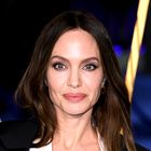 Pozabite na cvetlični vzorec, Angelina Jolie je nosila najbolj elegantno poletno belo obleko