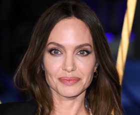 Pozabite na cvetlični vzorec, Angelina Jolie je nosila najbolj elegantno poletno belo obleko