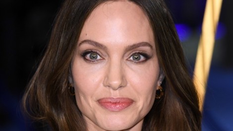Velika okrogla očala in ruta na glavi: Angelina Jolie neprepoznavna hodila po pariških ulicah