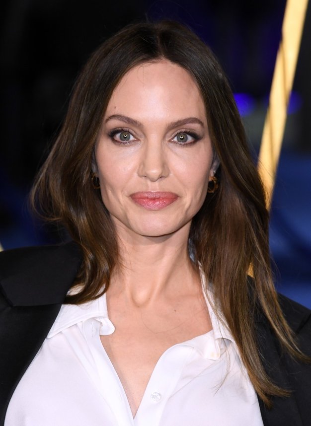 Vsaka ženska nad 40 let bi morala v svoji garderobi imeti črno obleko Angeline Jolie - Foto: Profimedia