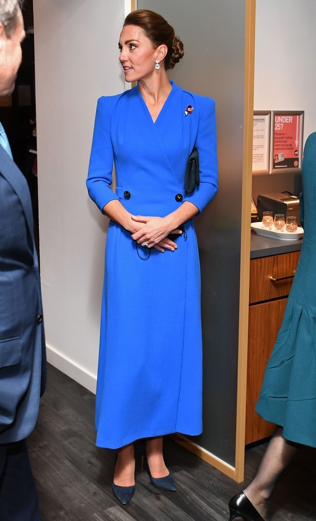 Na dogodku je vojvodinja nosila vpadljivo modro obleko z dolgimi rokavi s črnimi gumbi londonske znamke Eponine. Videz je združila …