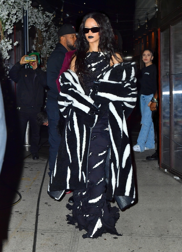 V New Yorku je Rihanna nosila trendovski plašč do tal v monokromatski črni in beli. Ne glede na to, da …
