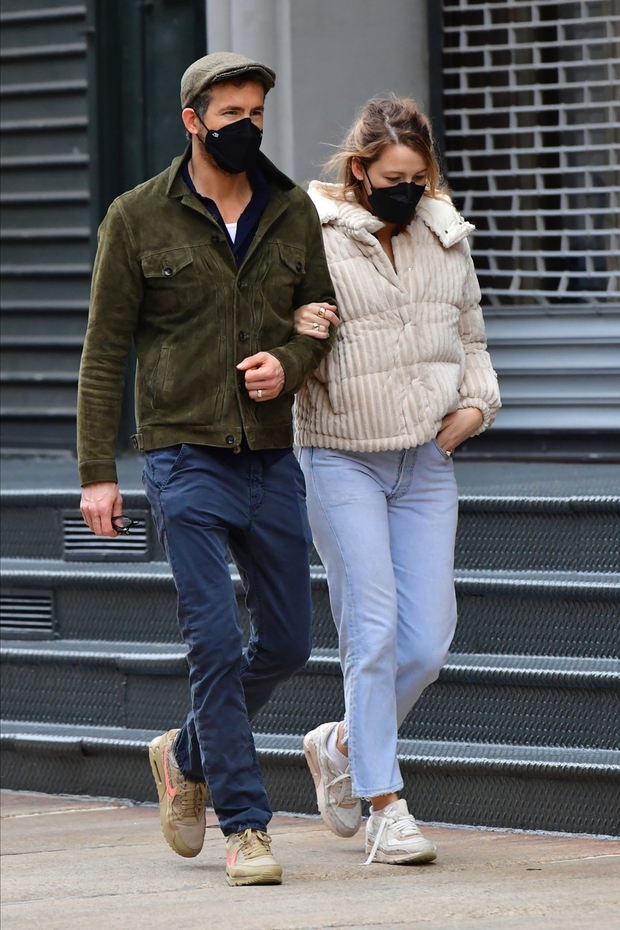 Par se je odlično dopolnjeval v njunih stajlingih, saj sta oba nosila žametno jakno in enake superge, le v drugi …