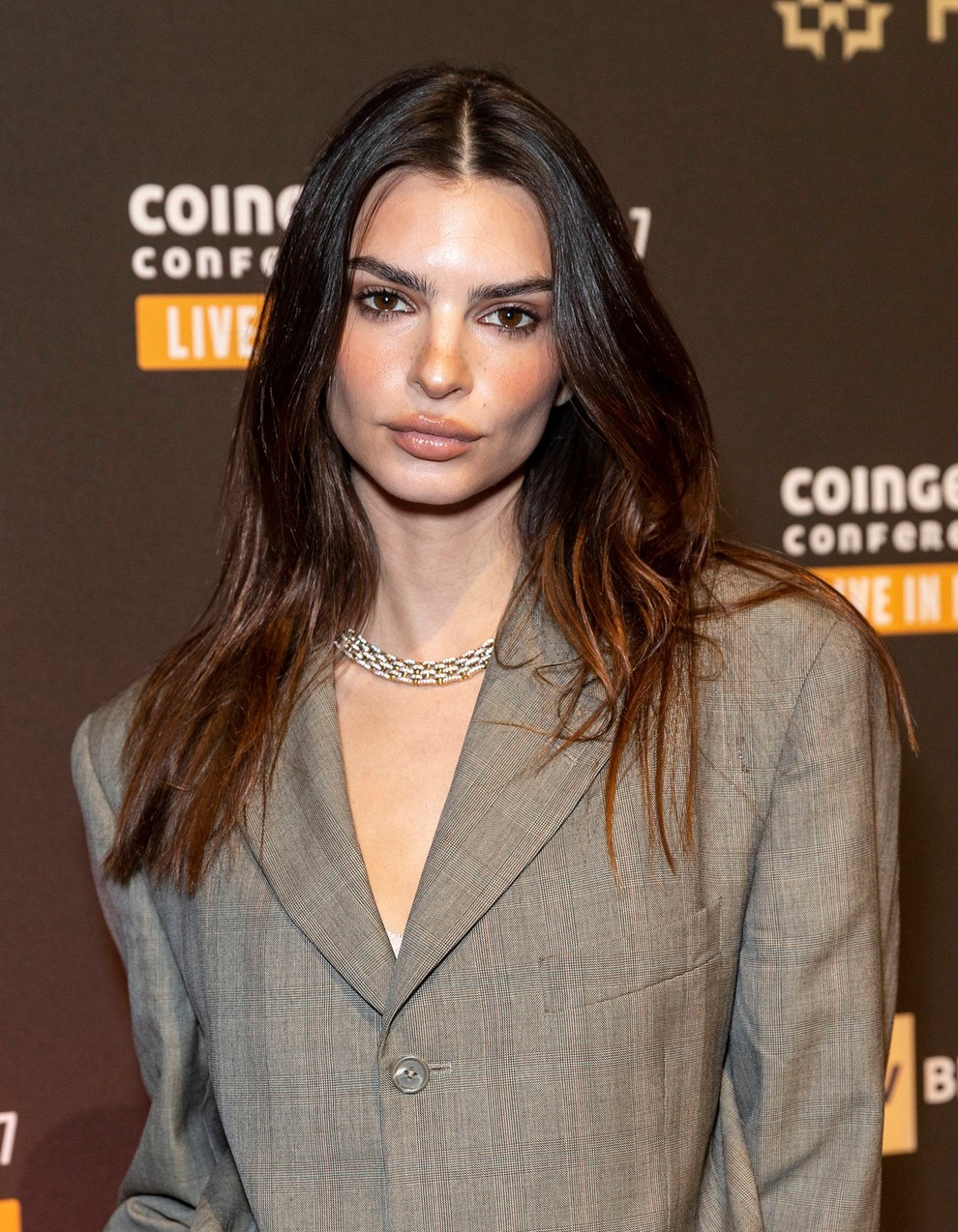 Manekenka Emily Ratajkowski se je zaljubila v vsestranski par čevljev, ki to zimo sodi med najbolj trendovske modne kose. Visoki …