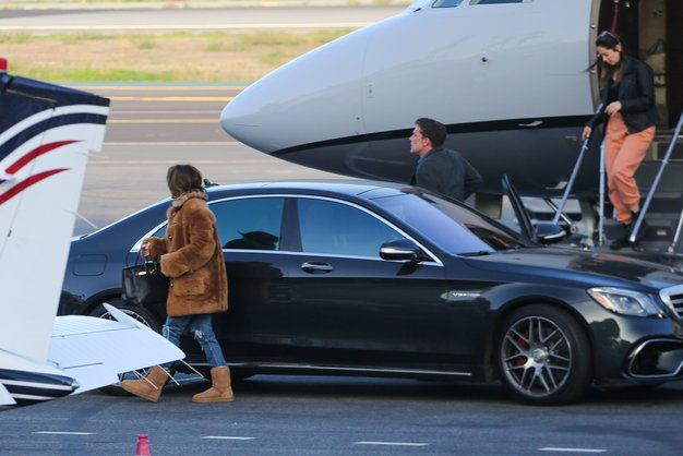 Jennifer Lopez je zopet sprejela drzno modno odločitev. Na letališču LAX je nosila udoben stajling, pri katerem je izstopala predvsem …