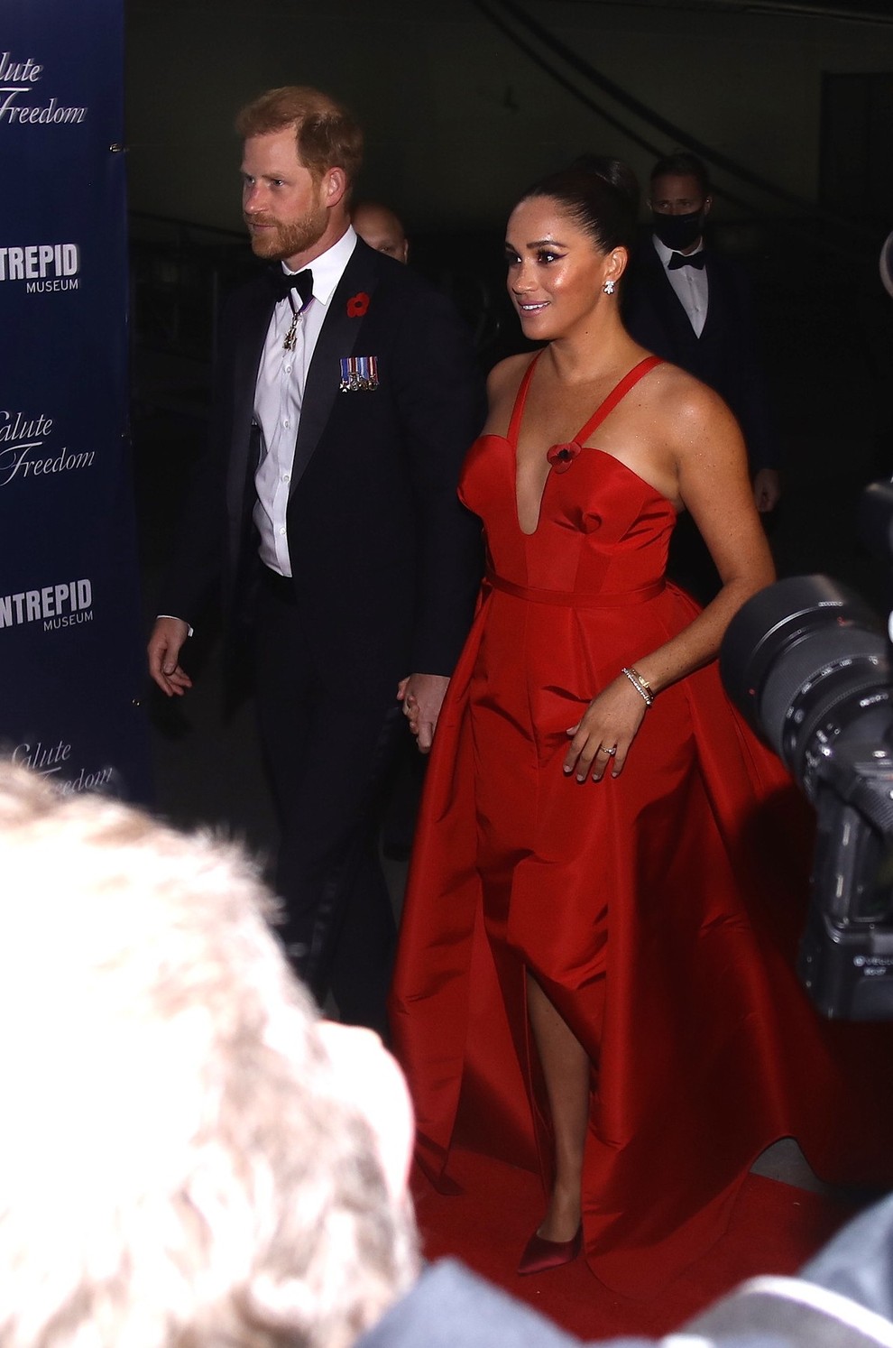 Meghan Markle je za gala dogodek izbrala dolgo rdečo obleko znamke Carolina Herrera. Obleka pa ne izstopa samo zaradi svoje …