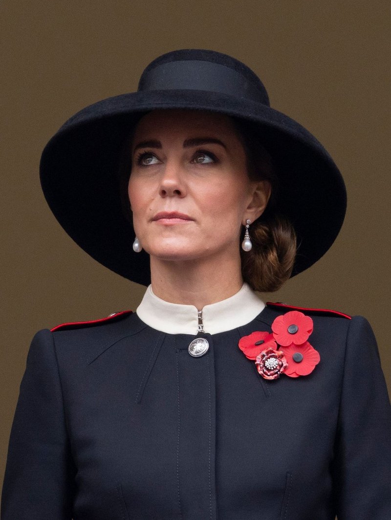 Kate Middleton na slovesnosti ob Dnevu spomina elegantna v črnem (foto: Profimedia)