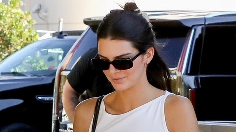 Kendall Jenner dokazuje, da se ti jesenski čevlji podajo k vsakemu stajlingu