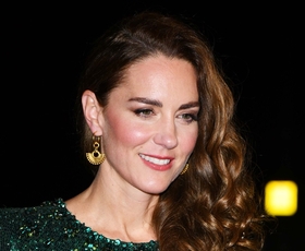 Kate Middleton elegantna v obleki z leopardjim vzorcem in visokimi škornji
