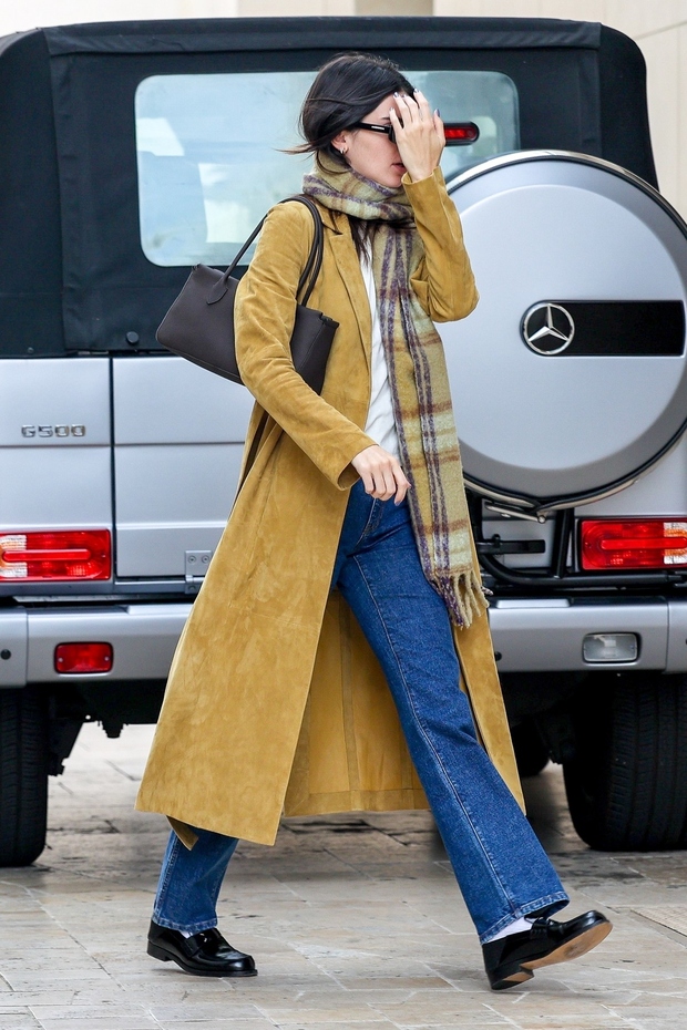 Kendall je v Beverly Hillsu nosila semiš plašč znamke Galvan v povsem jesensko-zimskem odtenku, temno rumeni. Plašču je dodala karirast …