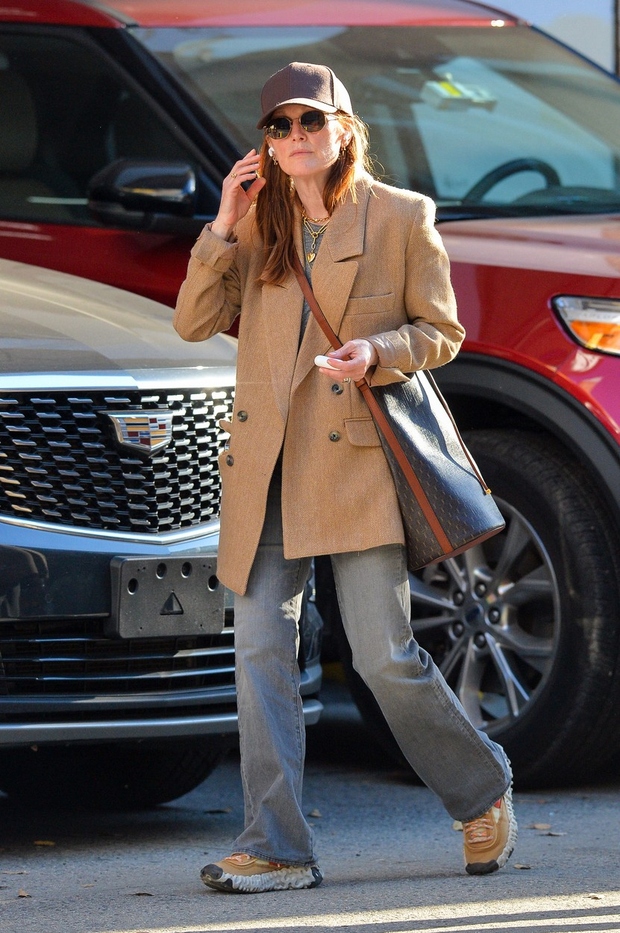 Julianne Moore je izbrala sive kavbojke s hlačnicami, ki so se rahlo razširile na zvonec. Prav take je pred kratkim …