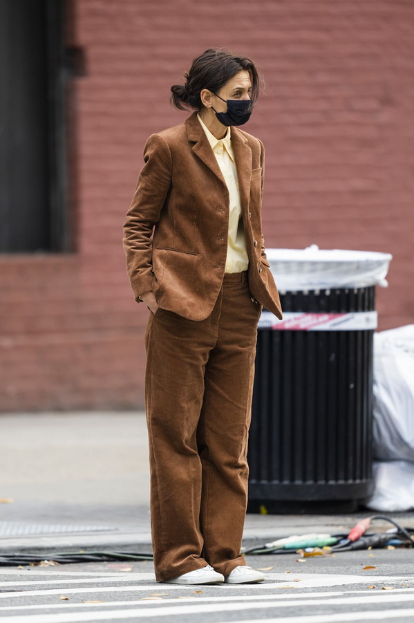 Igralca so opazili oblečen v hlačni kostim znamke Tory Burch na snemanju njenega novega filma Rare Objects v New Yorku. …