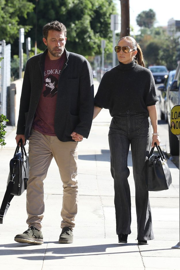 J.Lo se je odločila za temno sive kavbojke s hlačnicami na zvonec in dolgimi šivi ter posebnim detajlom na žepih. …