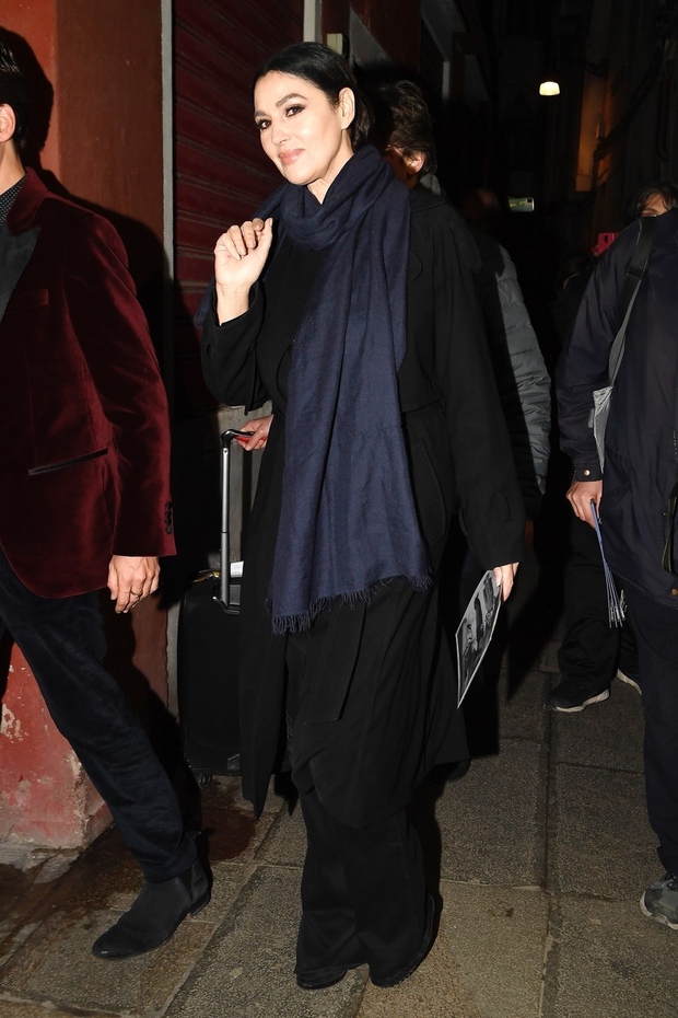Za mrzlo vreme je Monica Bellucci izbrala eleganten črn plašč in šal v mornarsko modri barvi v kombinaciji z visokimi …