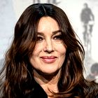 Monica Bellucci osupljiva v ultra oprijeti obleki, ki odlično objema njeno postavo