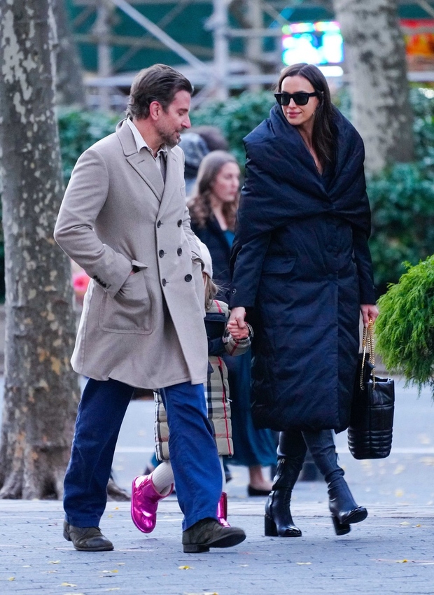 Ko se je sprehajala po ulicah New Yorka z Bradleyjem Cooperjem, za katerega se šušlja, da sta spet skupaj, in …