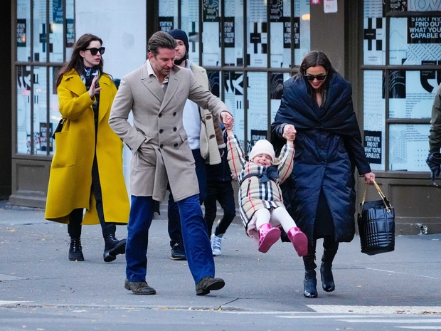 Na razigranem sprehodu po mestu se jim je pridružila tudi igralka Anne Hathaway s svojim možem in sinom.