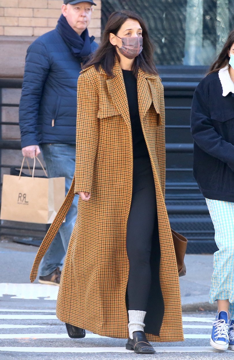 Katie Holmes obožuje predvsem mokasine znamke Acne Studios. Na prvi pogled ti čevlji delujejo enostavno in minimalistično, popestrijo pa jih …