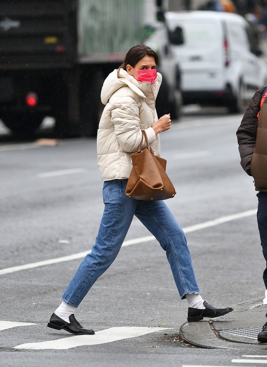 Njeni najljubši mokasini v črni barvi izstopajo po obliki pete in sprednjega dela. Namesto običajnih, Katie Holmes raje izbere takšne …