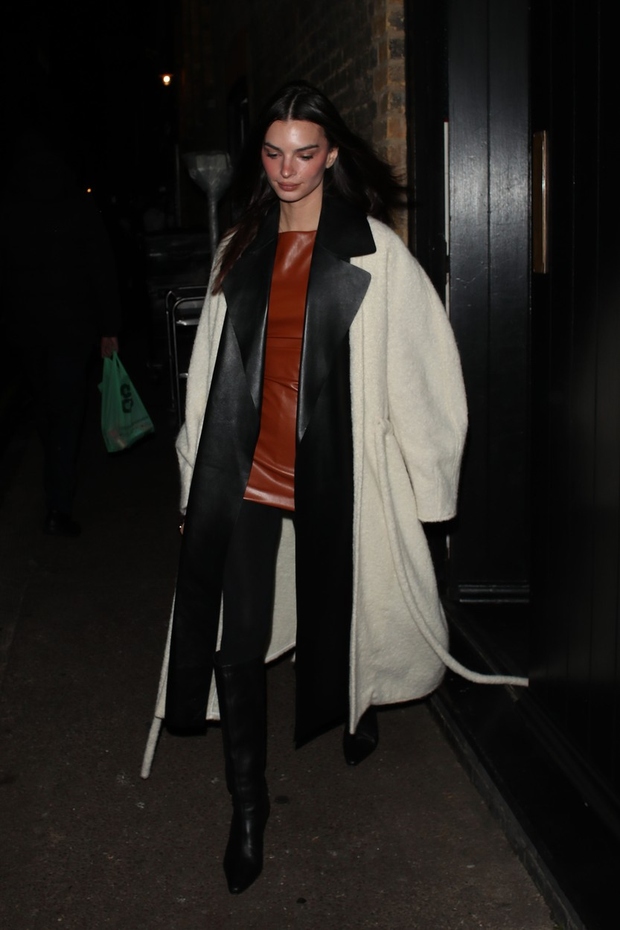 Na večernem izhodu v londonskem Mayfaru je Emily Ratajkowski nosila večplastni stajling, ki v treh elementih vključuje usnje. V središču …