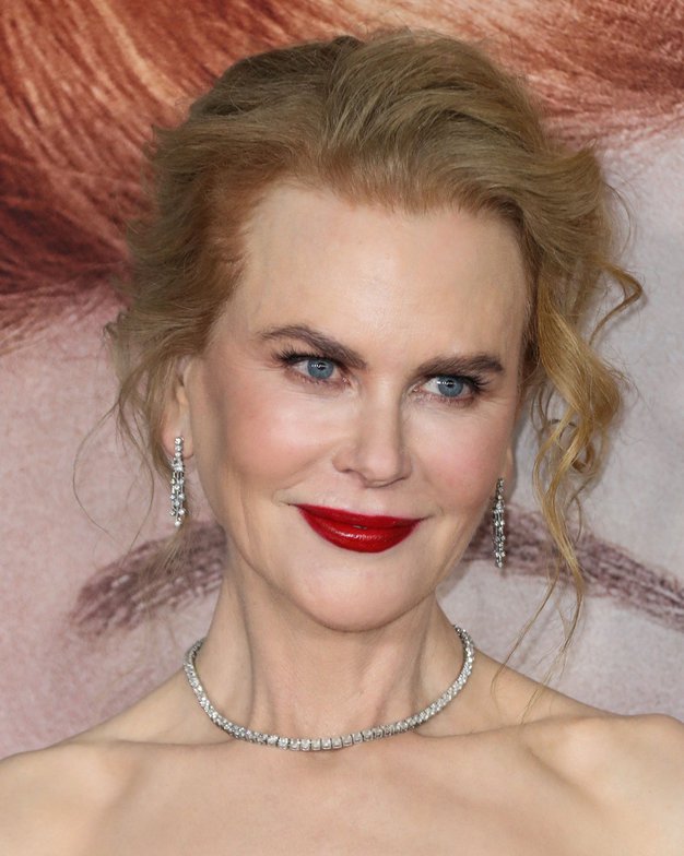 Nicole Kidman je s premišljeno modno izbiro zopet navdušila. Predstavila je navdušujoč stajling, ki je popolna nadgradnja priljubljenih prazničnih mini …