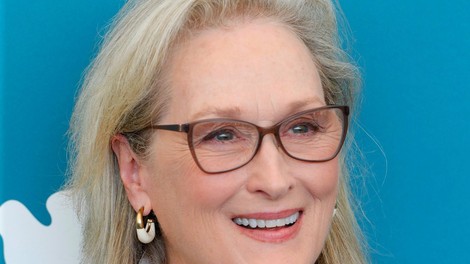 Meryl Streep nam je pokazala, kako pri 60-ih in več letih nositi plašč z vzorcem