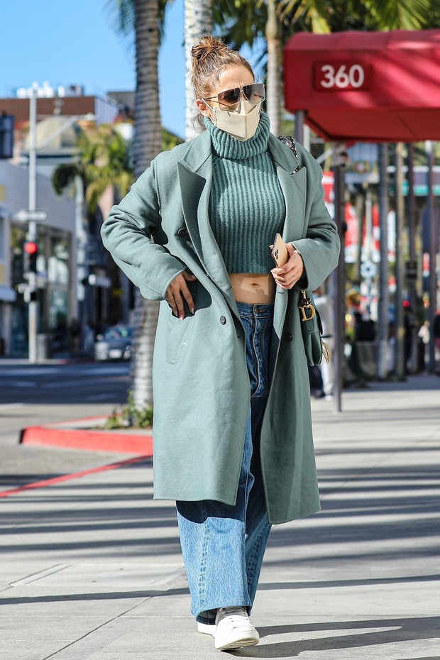 Pevka je bila fotografirana, ko se sprehaja po Rodeo Driveu oblečena v široke kavbojke znamke Natasha Zinko, debel pulover z …