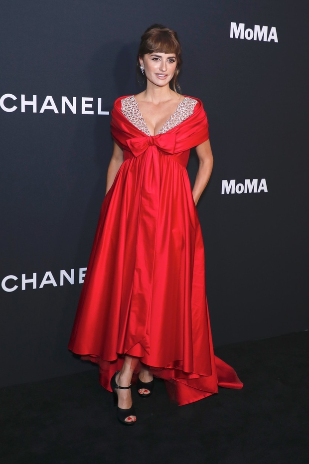 Penelope Cruz je nosila čudovito rdečo obleko s srebrnim detajlom Chanel Haute Couture. Med tistimi, ki so se španski igralki …