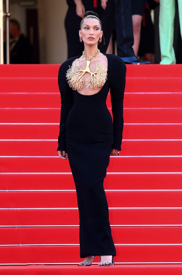 Eleganten stajling Belle Hadid je delo modne znamke Schiaparelli. Popolnoma prilegajoči črni obleki piko na i doda verižica, ki ponazarja …
