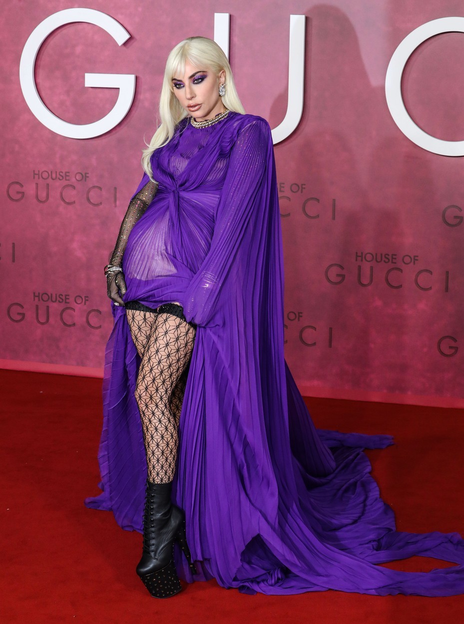 Rdeča preproga je mesto, kjer Lady Gaga raziskuje modne meje. Na londonski premieri filma Hiša Gucci je nosila Guccijevo kreacijo …