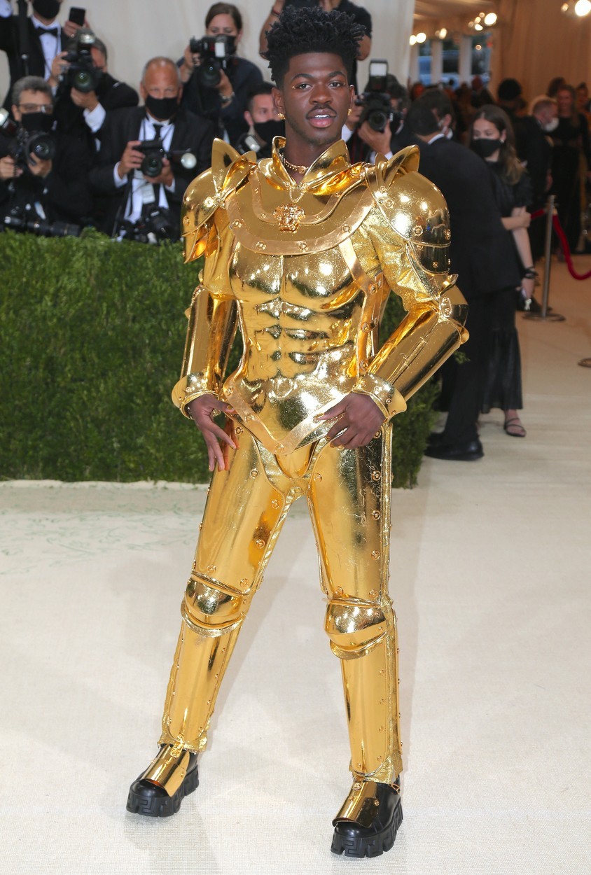 Stajling priljubljenega glasbenika na dogodku Met Gala ni bil samo modna poslastica, temveč cel nastop. Lil Nas X je izbral …