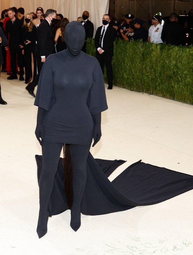 Letošnja Met Gala je sledila temi "America: A lexicon of fashion". Kim Kardashian je nosila stajling znamke Balenciaga, ki jo …