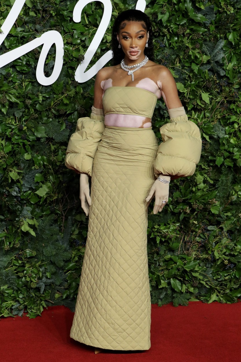 Winnie Harlow je trend napihnjenih oblačil ponesla tudi na rdečo preprogo. Izbrala je trodelno kreacijo znamke Moncler.