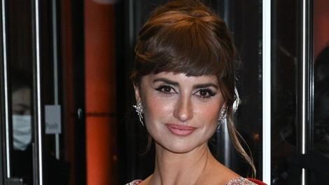 Pozabite na črne kostime, Penelope Cruz je poslovni stajling nosila v tej drzni barvi