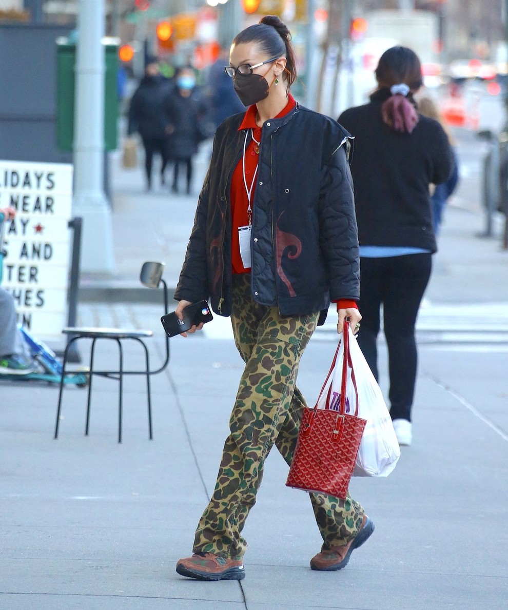 Bella Hadid je rdečo barvo kombinirala z olivno zeleno in navy modro barvo. Kljub različnim barvam je stajling popestrila še …