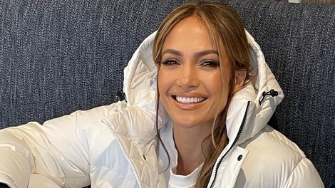 Pozabite na dolge plašče, Jennifer Lopez je nosila najbolj udobno jakno letošnje sezone