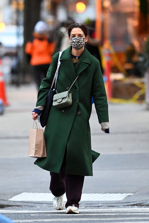 Igralka je izbrala temno zelen klasični plašč z dvojnim zapenjanjem, čez katerega je nosila ujemajočo se zeleno torbico znamke Chanel. …